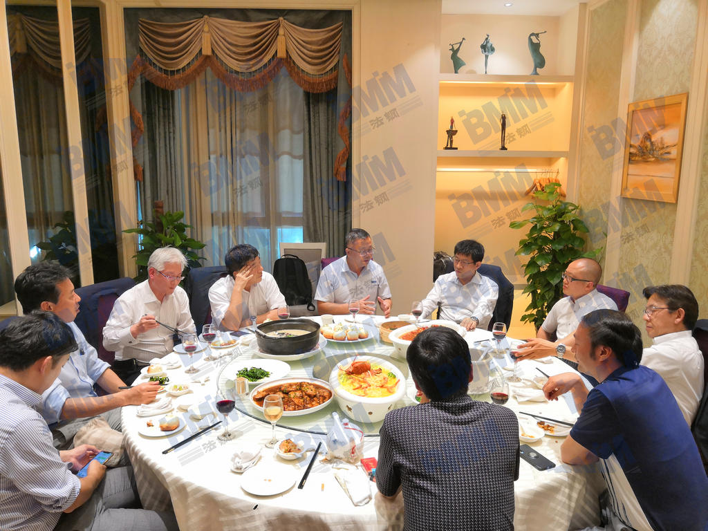 訪問結(jié)束后，法鋼集團(tuán)負(fù)責(zé)人邀請JFE鋼鐵高層共進(jìn)晚餐